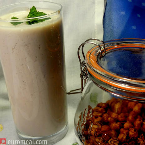 Veganer Proteinshake mit Mandeln und Banane