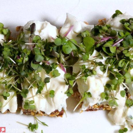 Vollkornbrot mit Joghurtaufstrich und Keimsprossen