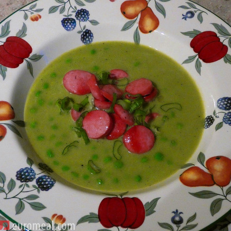 Erbsensuppe mit gebratenen Frankfurter Würsteln