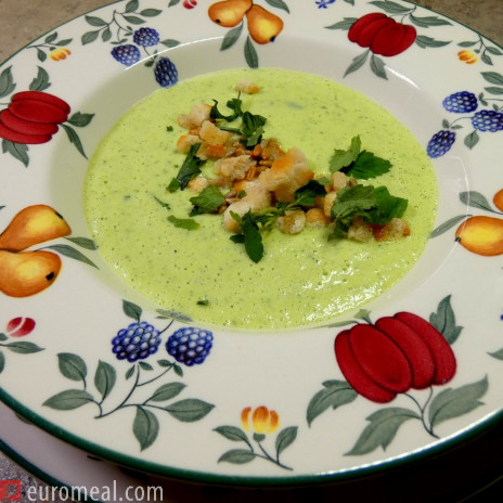 Zucchinicremesuppe mit Weißbrotwürfeln und Sonnenblumenkernen
