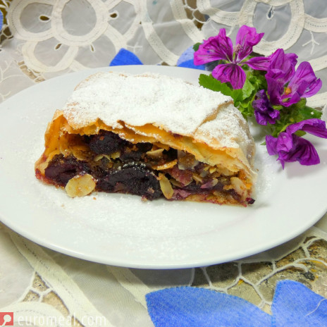 Kirschenstrudel einfach und schnell