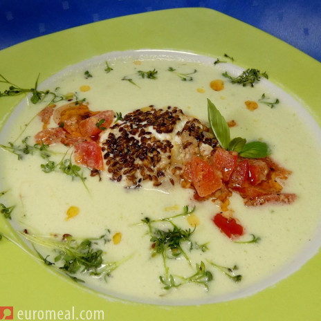 Kalte Gurkensuppe mit Schafkäse