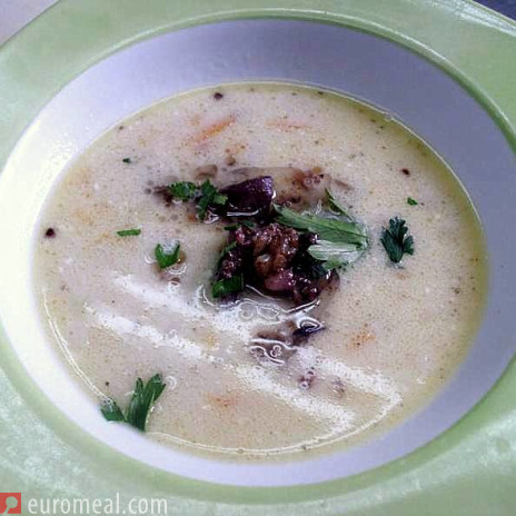 Hühnersuppe mit gebratener Hühnerleber