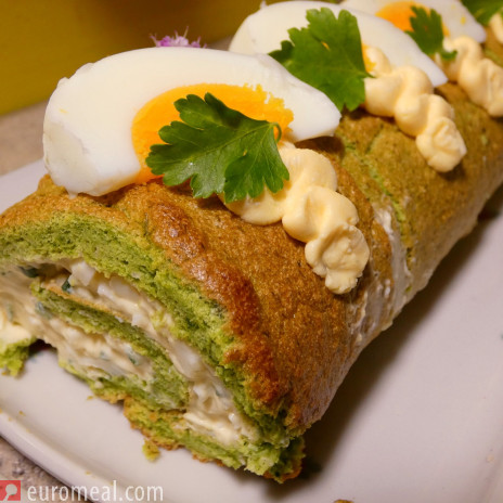 Pikante Spinatroulade mit Eifüllung