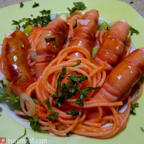 Würstchenfinger mit Paradeisspaghetti