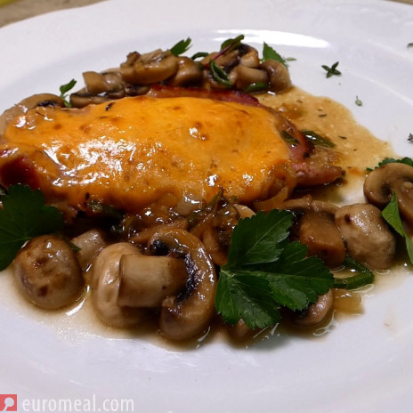 Überbackene Schnitzel mit Schinken, Käse und Champinons