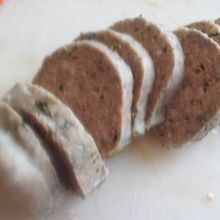 Leberwurst in Scheiben schneiden