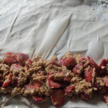 Erdbeerfüllung verteilen
