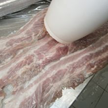 Fleisch in Streifen schneiden