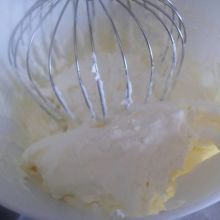 Obers unter die Creme rühren