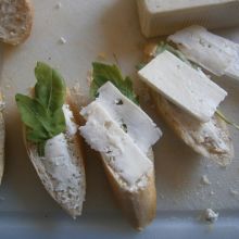 mit Schafkäse belegen