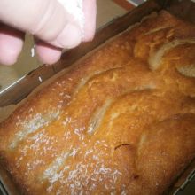 Kuchen mit Kokosette bestreuen