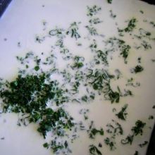 Sauce in Pfanne geben