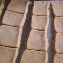 Teig in Quadrate schneiden
