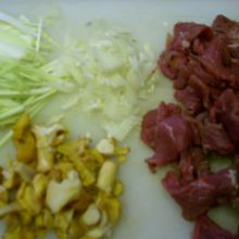 Fleisch, Zwiebel und Pilze schneiden