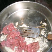 Zwiebel und Fleisch anbraten