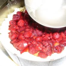 Himbeeren mit Tortengelee übergießen