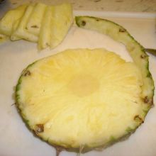 Hawaiiananas schälen