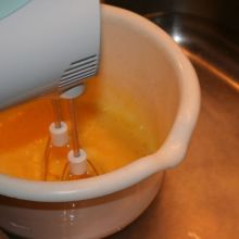 Zutaten schaumig schlagen