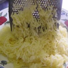 Kartoffel in Schüssel pressen