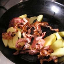 Äpfel und Speck rösten