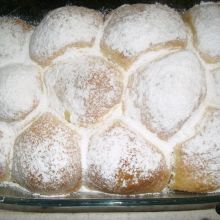 Mit Staubzucker bestreuen