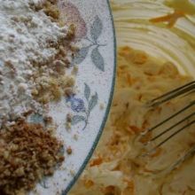 Nüsse, Backpulver und Mehl mischen
