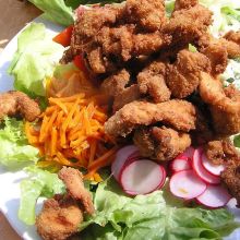 Salat mit gebackenen Hühnerstreifen