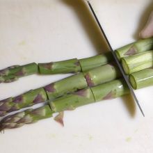 Spargel schneiden