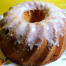 Napfkuchen mit Mohn und Zitronenglasur