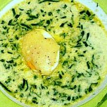 Wildkräutersuppe mit überbackenem Ei