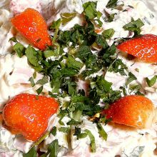 Nudelsalat mit Spargel, Erdbeeren und Wildkräutern
