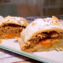 Aprikosenstrudel mit Mandeln