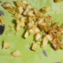 Gurkerl und Pfefferoni hacken