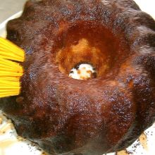 Mit Marmelade bestreichen