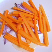 Karotten und Zwiebel anschwitzen