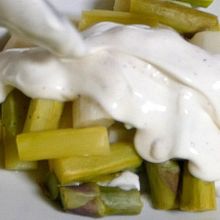 Spargelsalat anrichten
