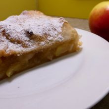 Apfel Rhabarber Strudel in knuspriger Blätterteighülle