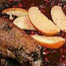 Äpfel und Granatäpfel in den Saft geben