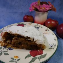 Apfelstrudel mit Mandelblättchen