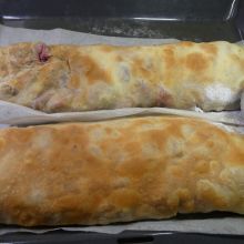 Strudel mit Zucker bestreuen