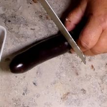 Aubergine einschneiden