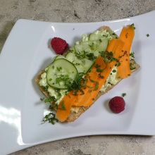Avocadoaufstrichbrot garnieren
