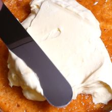 Mit Creme bestreichen