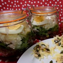 Proteinreicher Schichtsalat mit Karfiol, Rucola und Bohnen