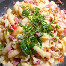 Bunten Nudelpfanne mit Schinken