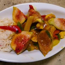 Buntes Hühnercurry mit frischen Feigen