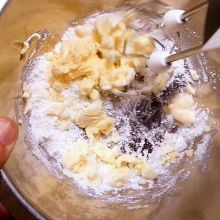 Butter mit Zucker schaumig rühren