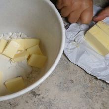 Butter in Stücke schneiden