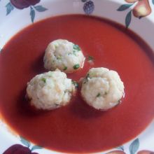 Bärlauchknödel in Tomatencremesuppe